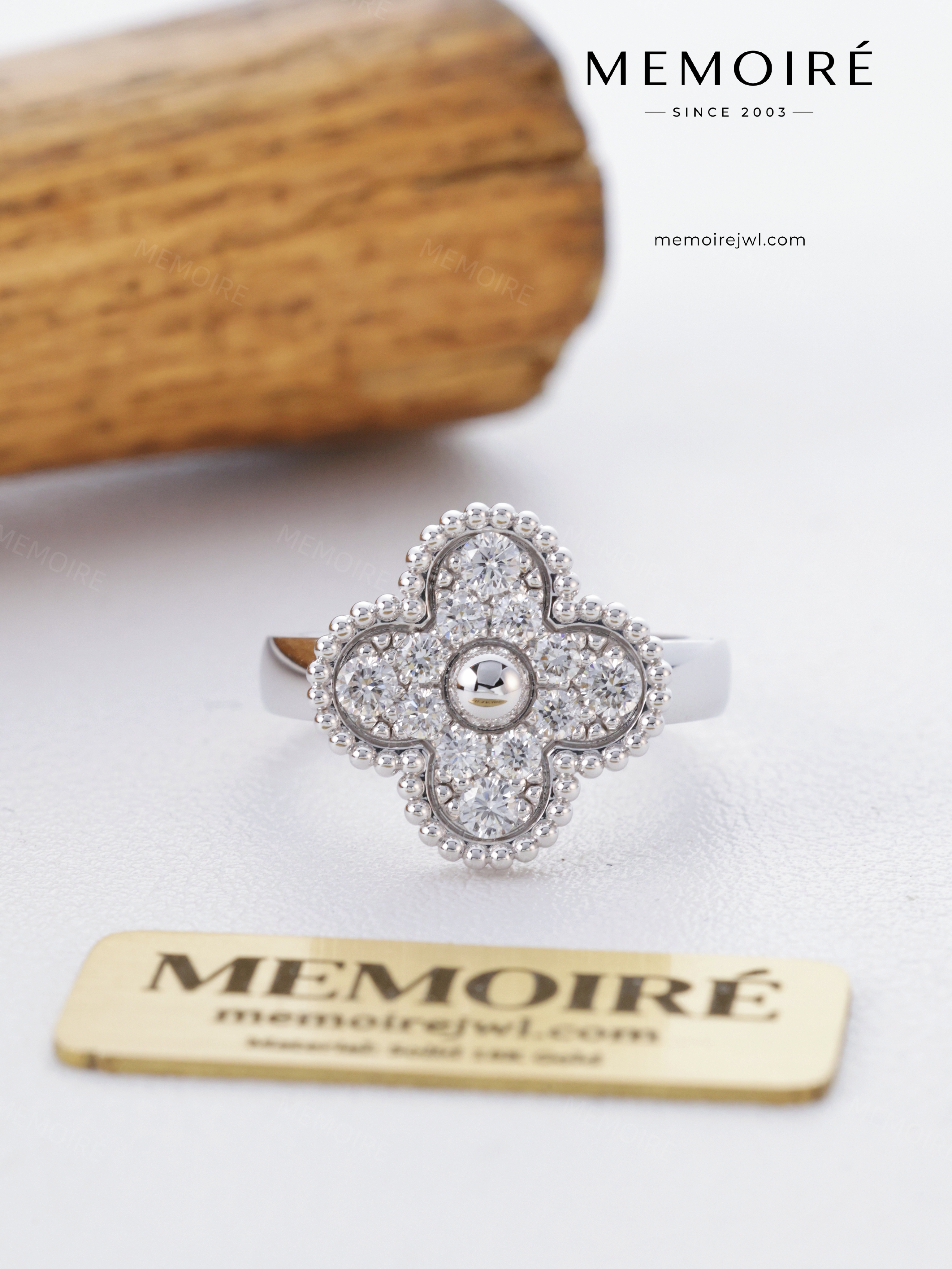 MEMOIRÉ 18K White Gold Pavé Diamond Single Flower Ring